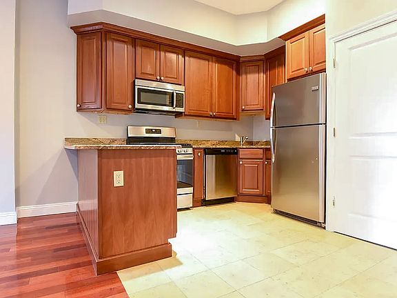 5th image of 606 Henry St #4