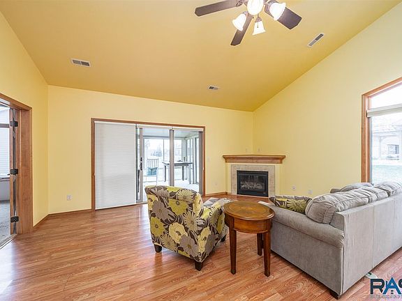 4th image of 705 E 70th Pl