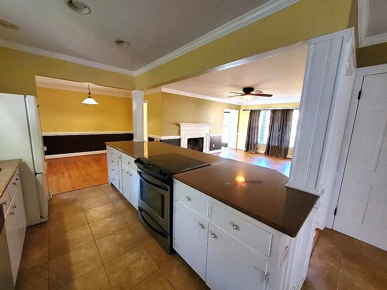 1601 Hopkins Dr — Photo 6