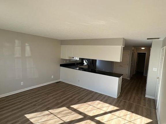 4th image of 458 Elizabeth Ln