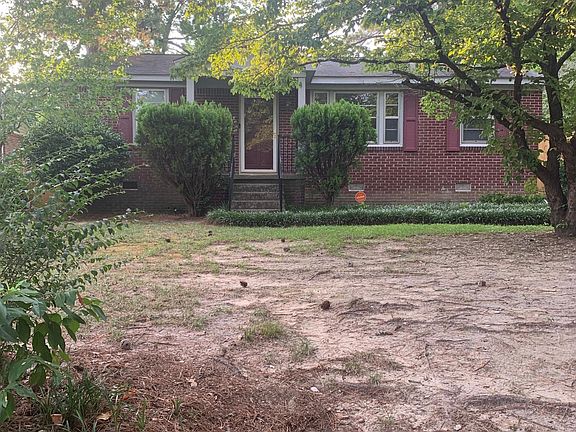 front of home showing yard