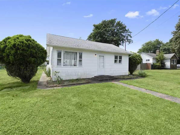 34 Lombardy Dr, Shirley, NY 11967