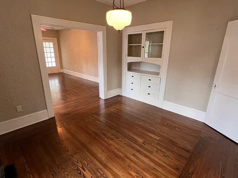 220 Leon Ave — Photo 6