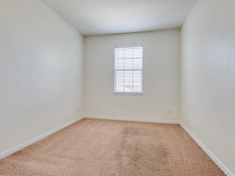 15924 Alvarado Dr — Photo 9