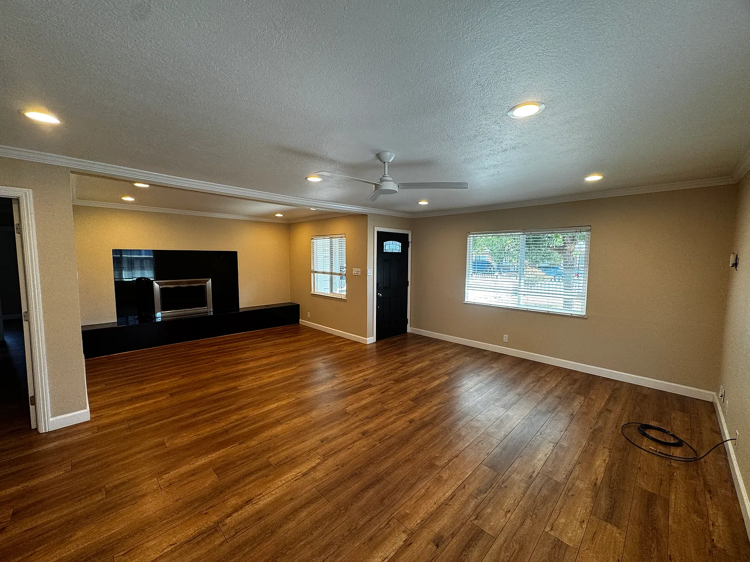 3 bed, 1140 sqft, $3,995 — Photo 2
