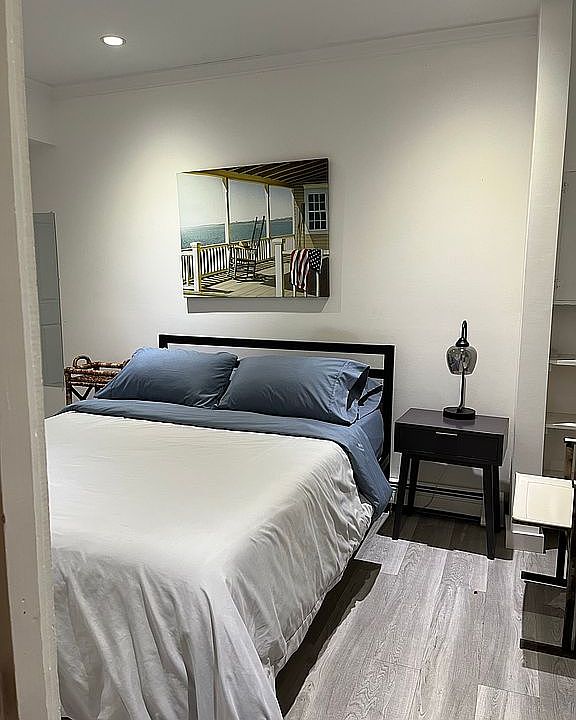 Bed room with Queen Bed