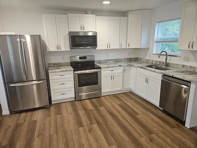 714 N Warfield Ave — Photo 4