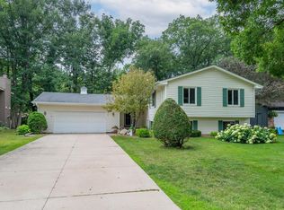 9340 Garrison Way, Eden Prairie, MN 55347