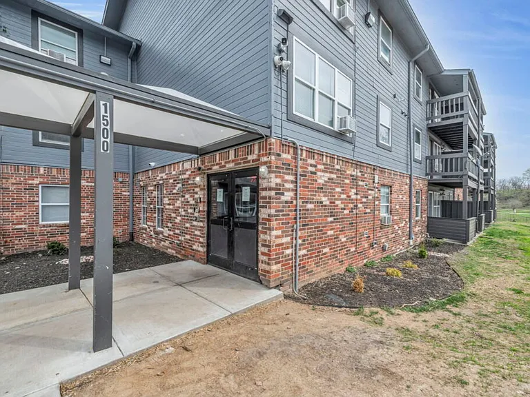 Lakeview Apartments — Photo 29
