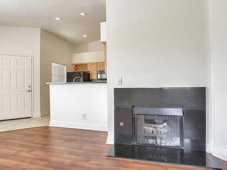 Solana Apartments — Photo 10