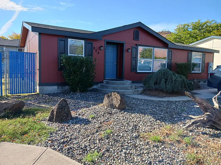 904 Home St — Photo 1