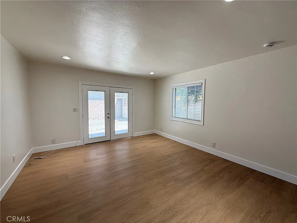 2 bed, 700 sqft, $2,400 — Photo 3