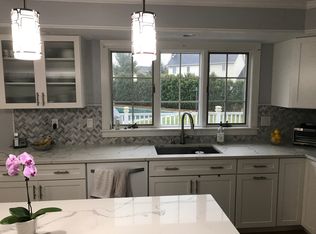 8 Dogwood Ln, Loudonville, NY 12211
