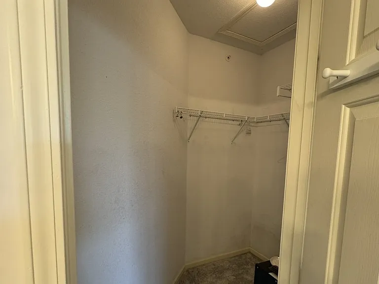 813 Holiday Rdg #H12 — Photo 24