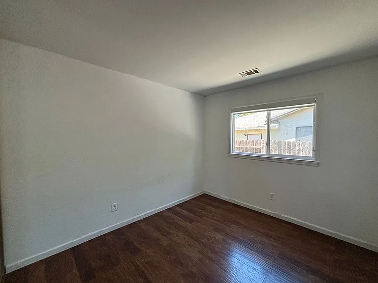 2102 California Dr — Photo 12