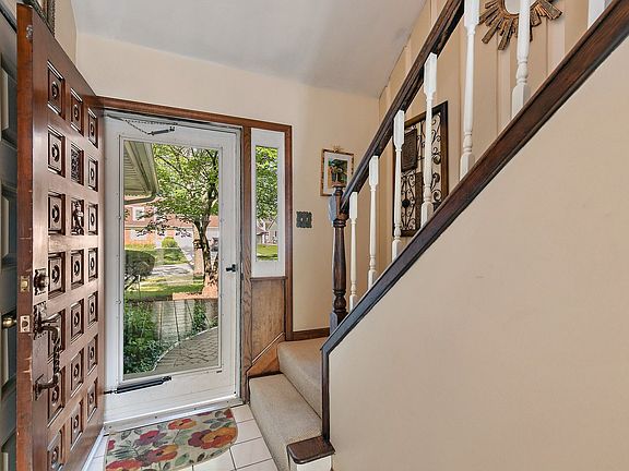 3rd image of 33 Aspen Dr