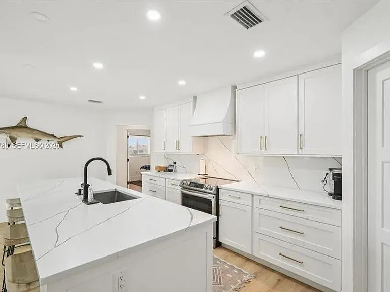 444 N Barfield Dr — Photo 9