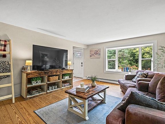 3rd image of 544 Foster St