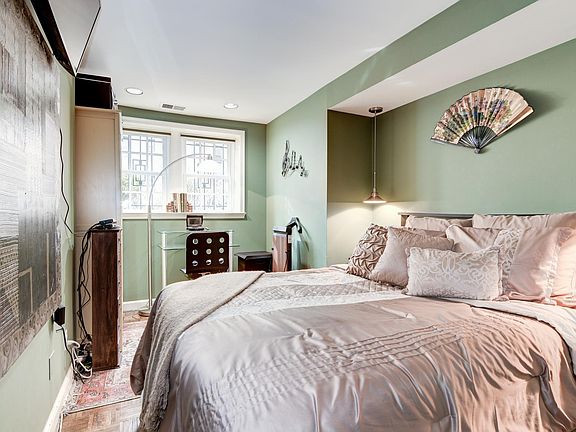 Luxurious Master Bedroom with large Queen-Size Bed!