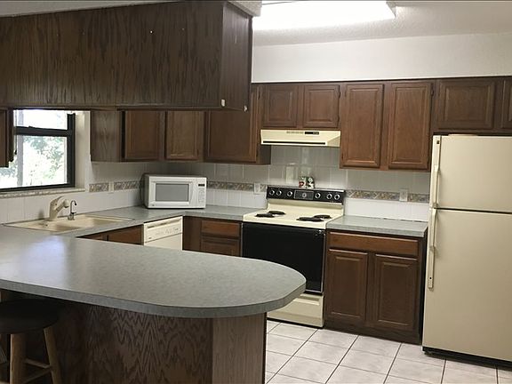 3rd image of 1107 Lakeside Dr