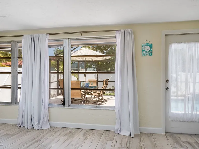 6836 Roxbury Dr — Photo 7