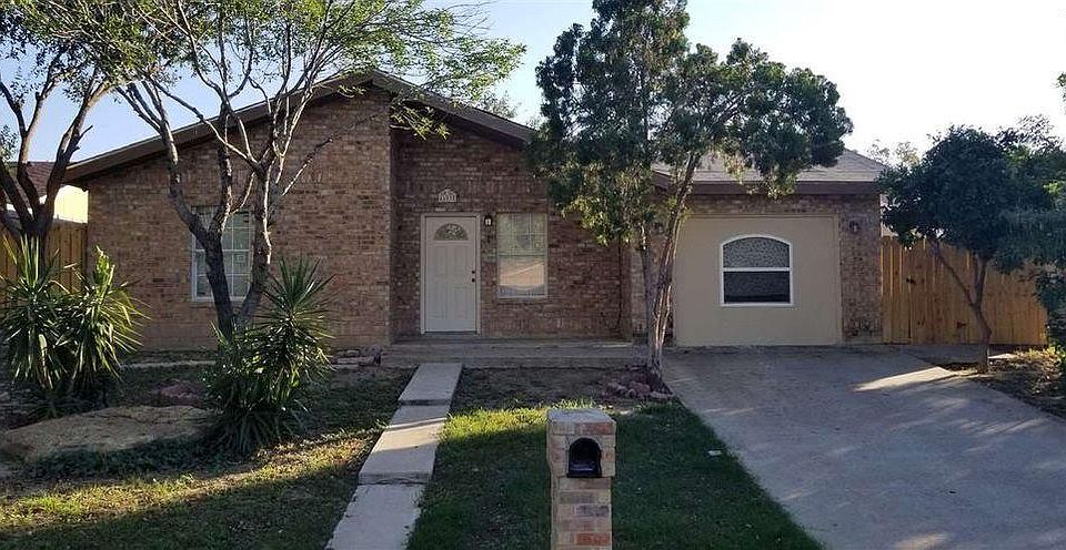 Front of house w spacious one car pad, w easy stairs entranc