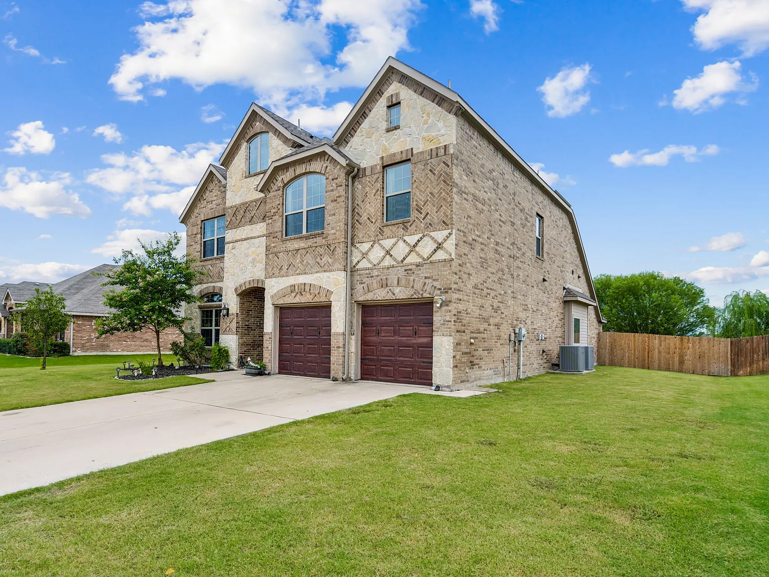 4 bed, 3.5 bath, 2686 sqft, $2,800 — Photo 2