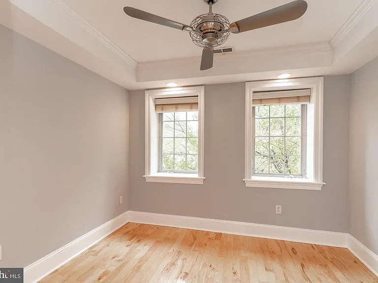 932 S Kenwood Ave — Photo 14