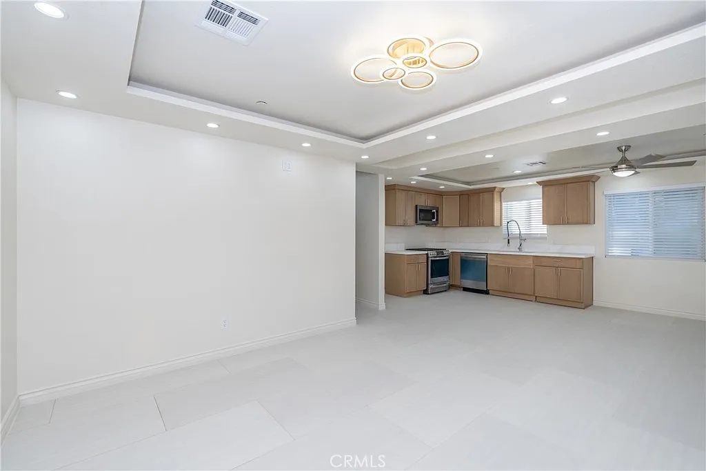 3 bed, 1200 sqft, $3,400 — Photo 4