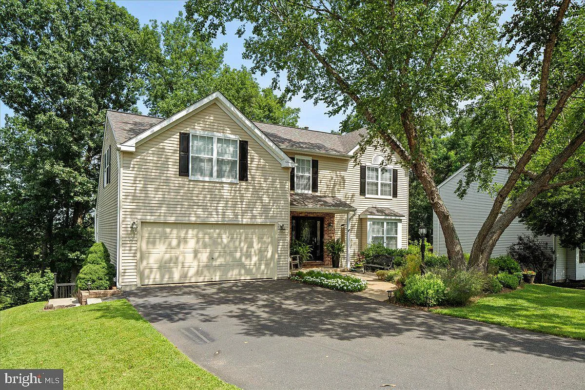 3043 Fairhill Dr photo 1