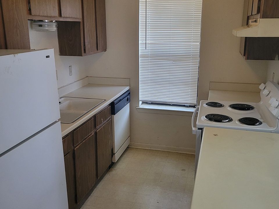 2nd image of 407 Summer Ct APT C