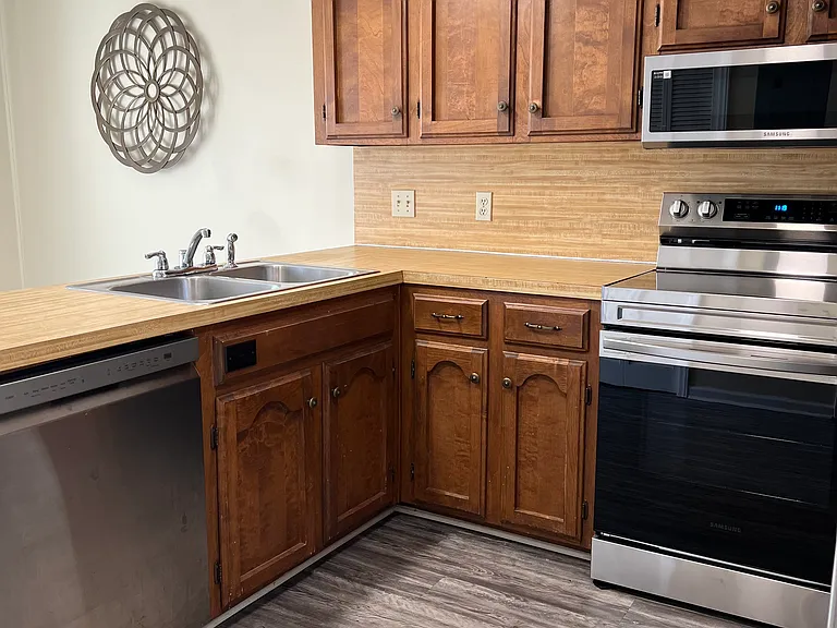 1270 Ebenezer Rd — Photo 6