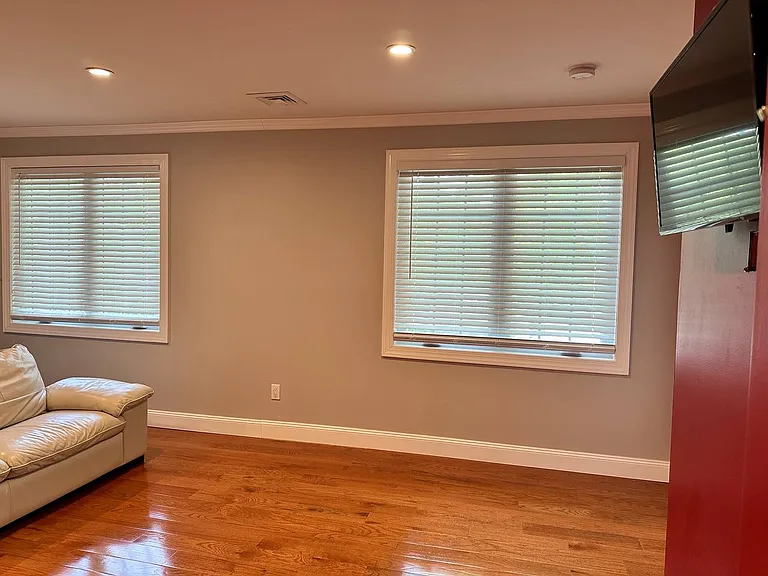 231 Hargreaves Ave — Photo 11
