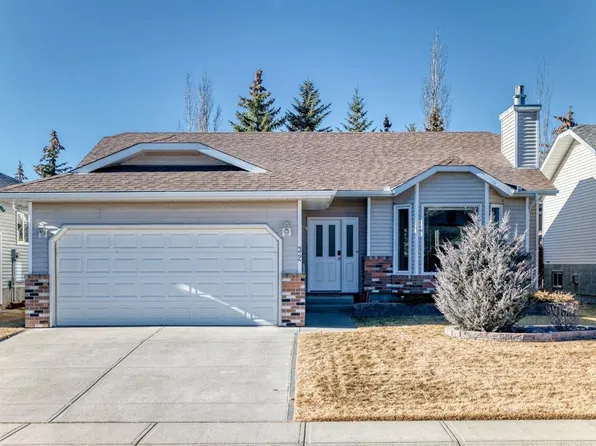 32 W Mackay Cres, Cochrane, AB T4C 1J9