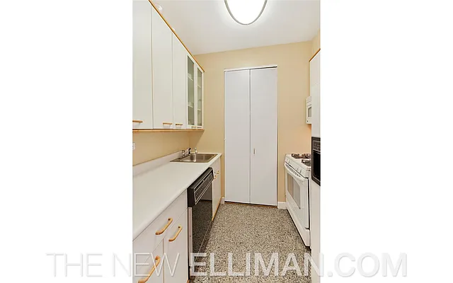 Sold by Douglas Elliman | media 22