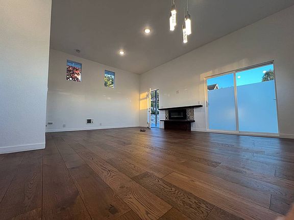 4th image of 721 Clubhouse Dr