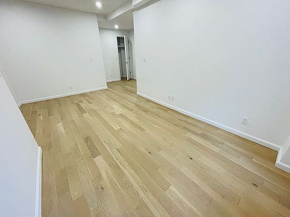 4th image of 160 E 48th St APT 5M