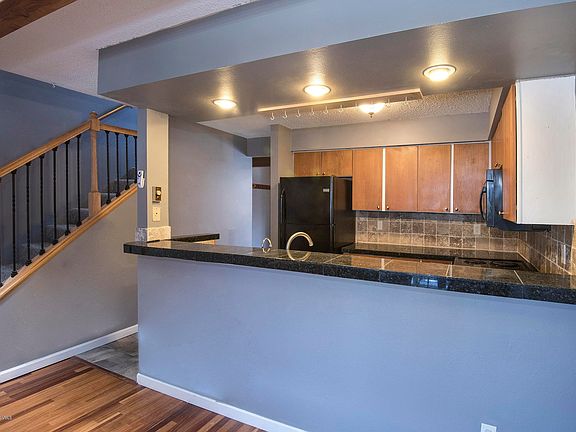 4th image of 534 E 3rd St #102