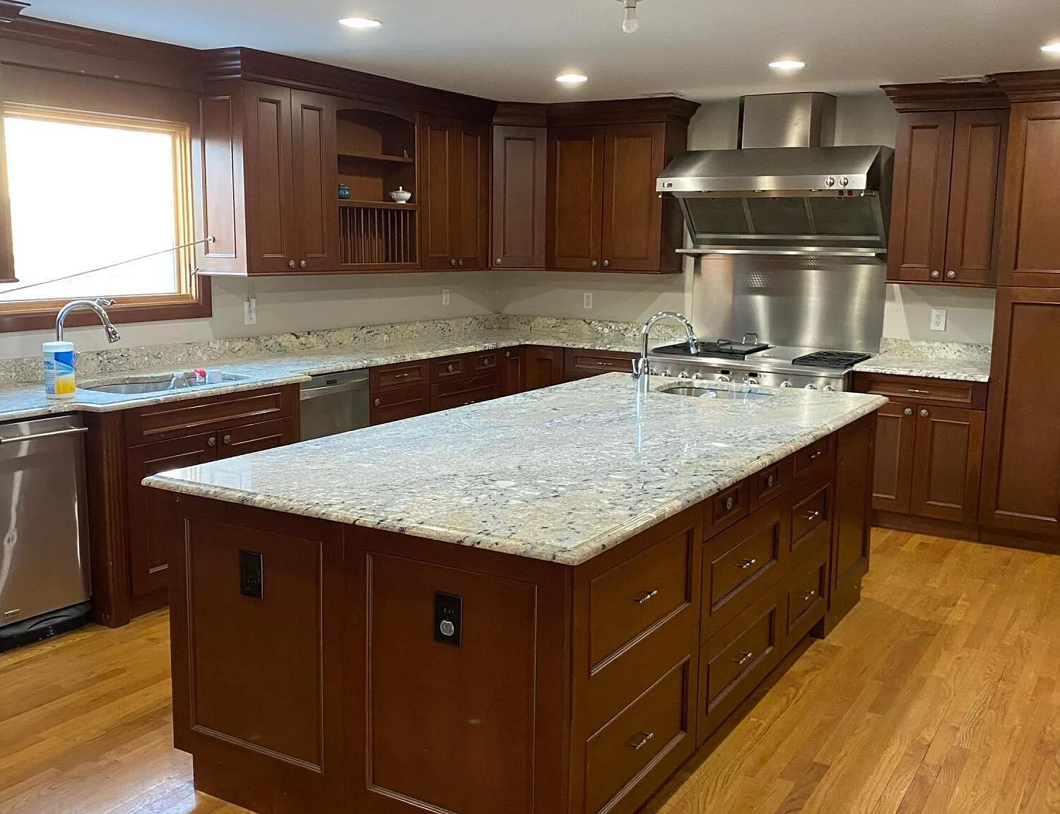 4 bed, 2592 sqft, $7,500 — Photo 2