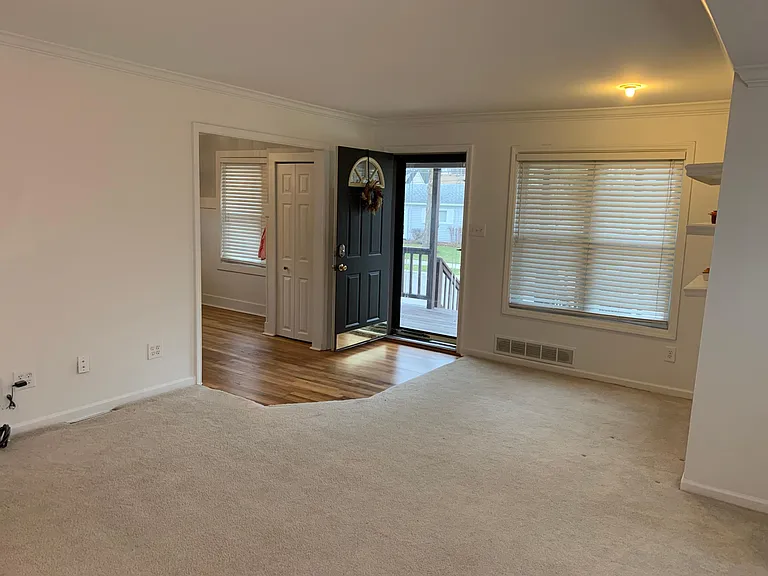 918 Batavia Ave — Photo 6