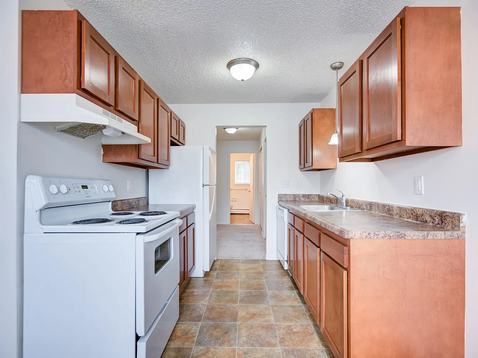 Parkway Manor Apartment Homes — Photo 2