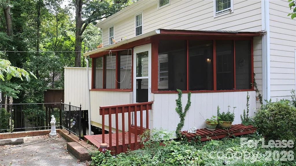 2 bed, 1.5 bath, 1270 sqft, $1,600 — Photo 2