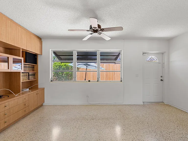 1725 N Lakeside Dr — Photo 11