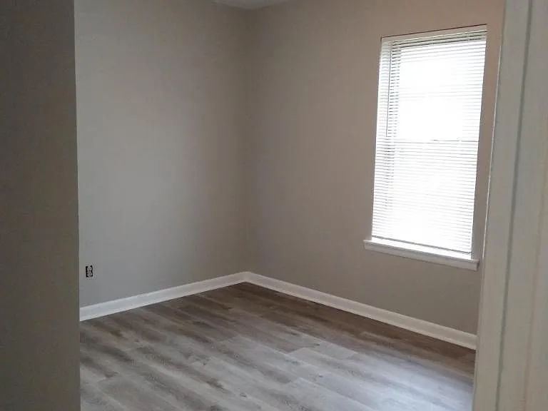22217 Hood St — Photo 5