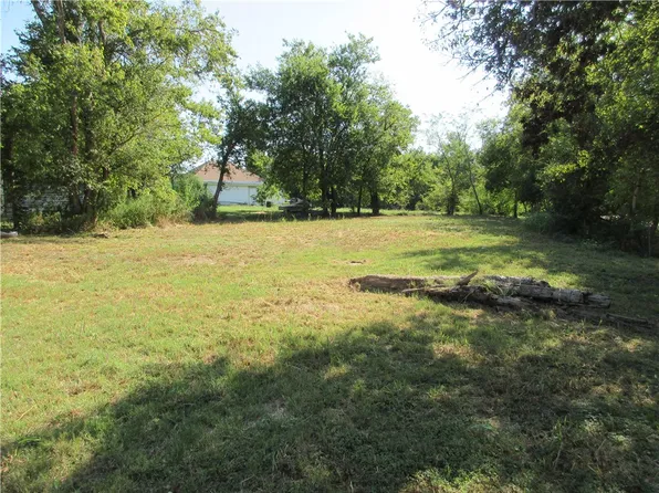 406 S Whitt St, Groesbeck, TX 76642