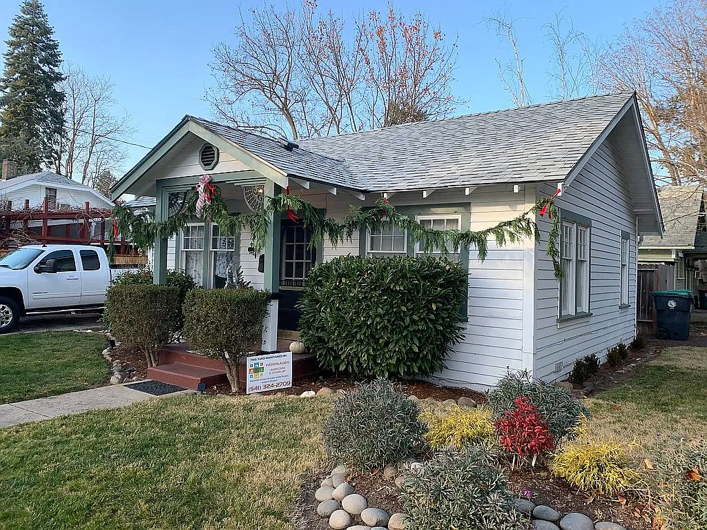 1119 E 11th St photo 1