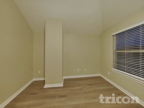 4th image of 2304 Greenview Dr