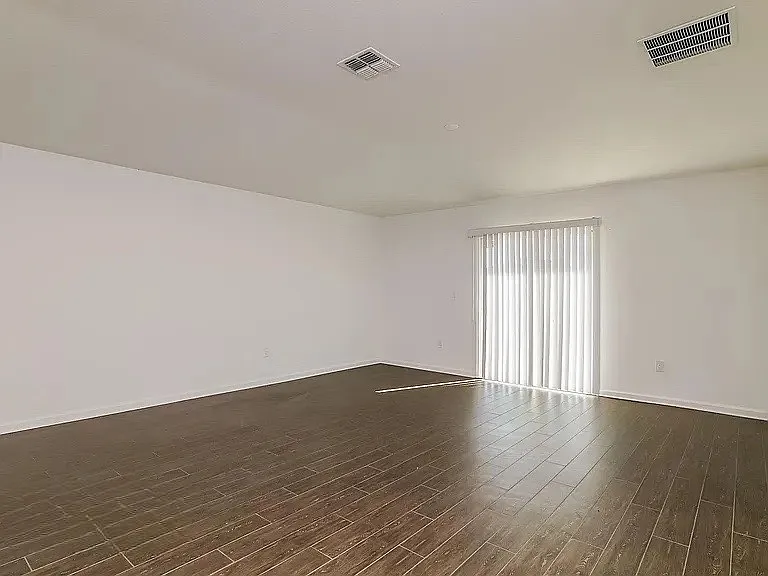 4 bed, 1879 sqft, $2,044 — Photo 2