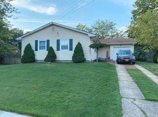 17 Richard Pl, Ronkonkoma, NY 11779