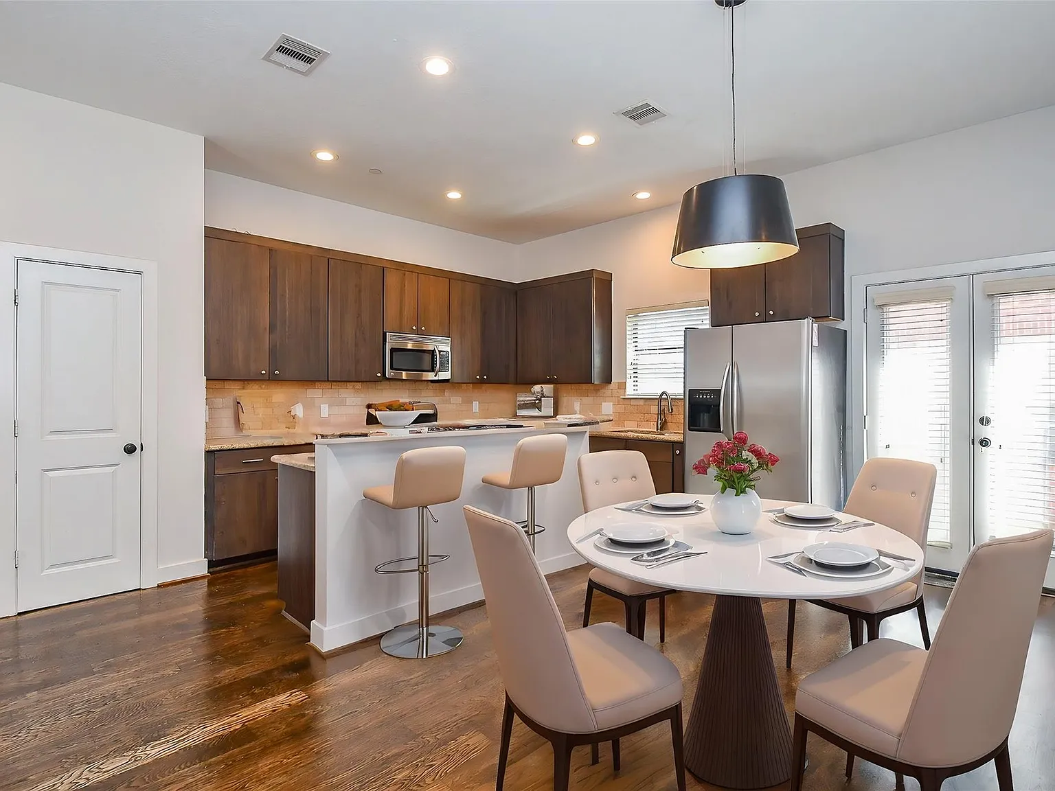 2 bed, 2.5 bath, 1624 sqft, $1,900 — Photo 3